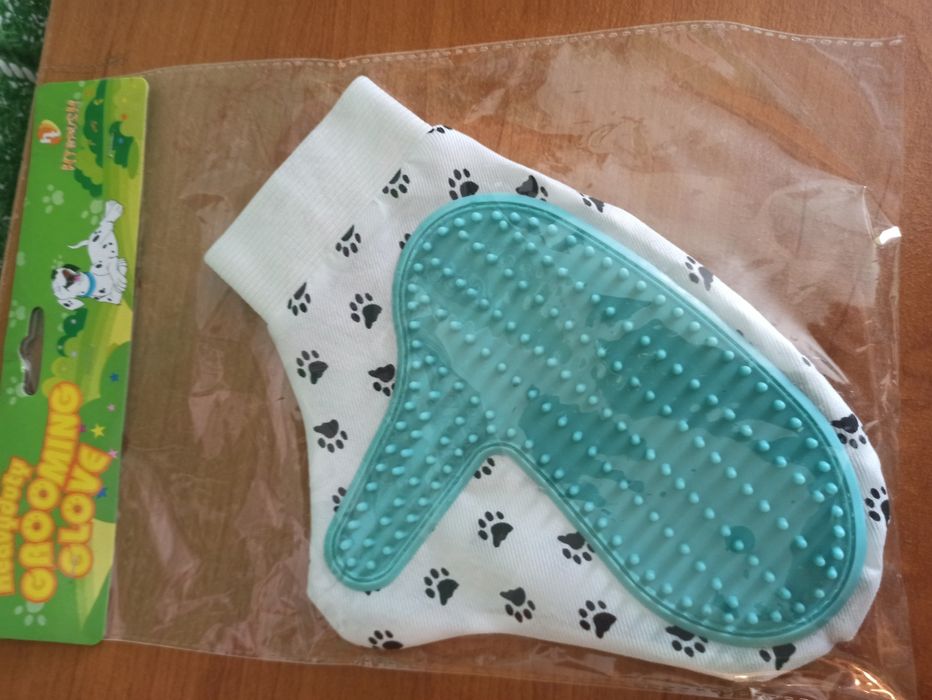 Продам перчатку для чистки шерсти и ножницы