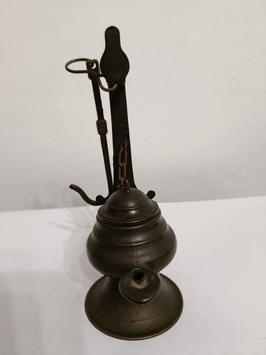 Lampa oliwna na stojaku.