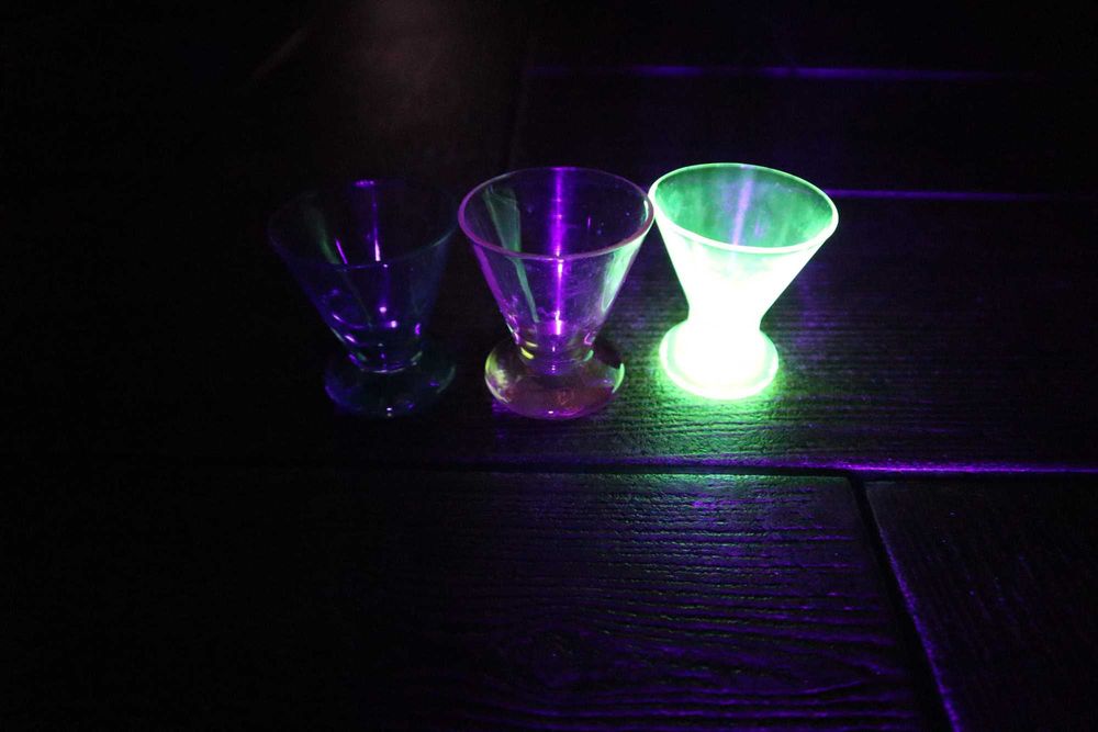 Kieliszki szkło kolorowe + 1 szt szkło uranowe b4/020234