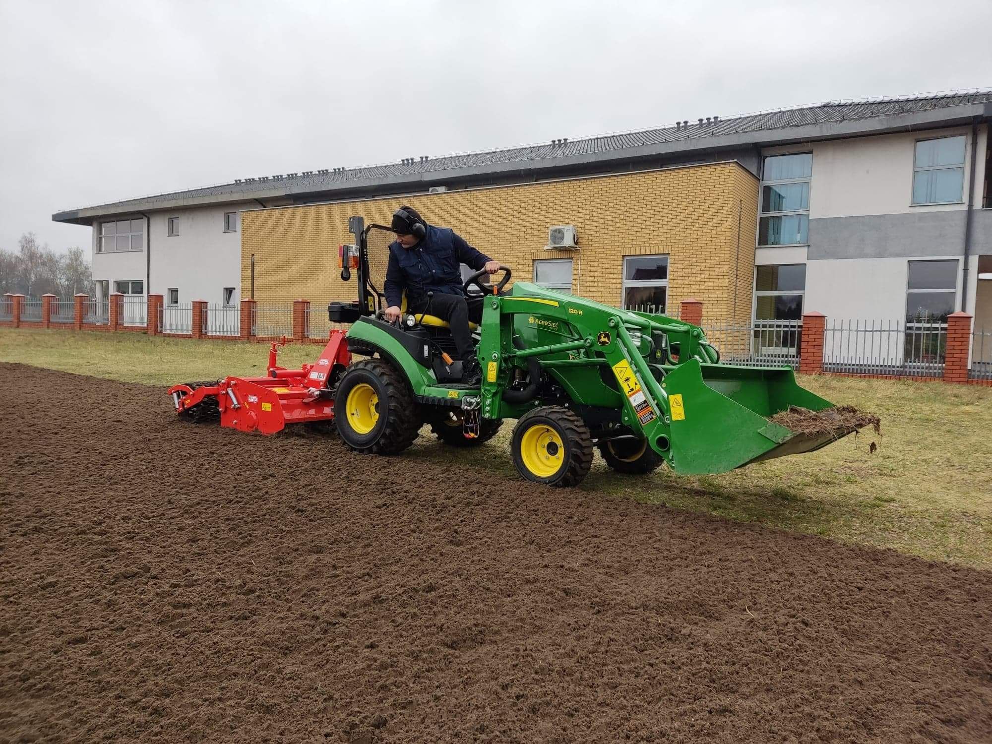 Mini traktor ładowarka, glebogryzarka separacyjnya usł. ogrodnicze