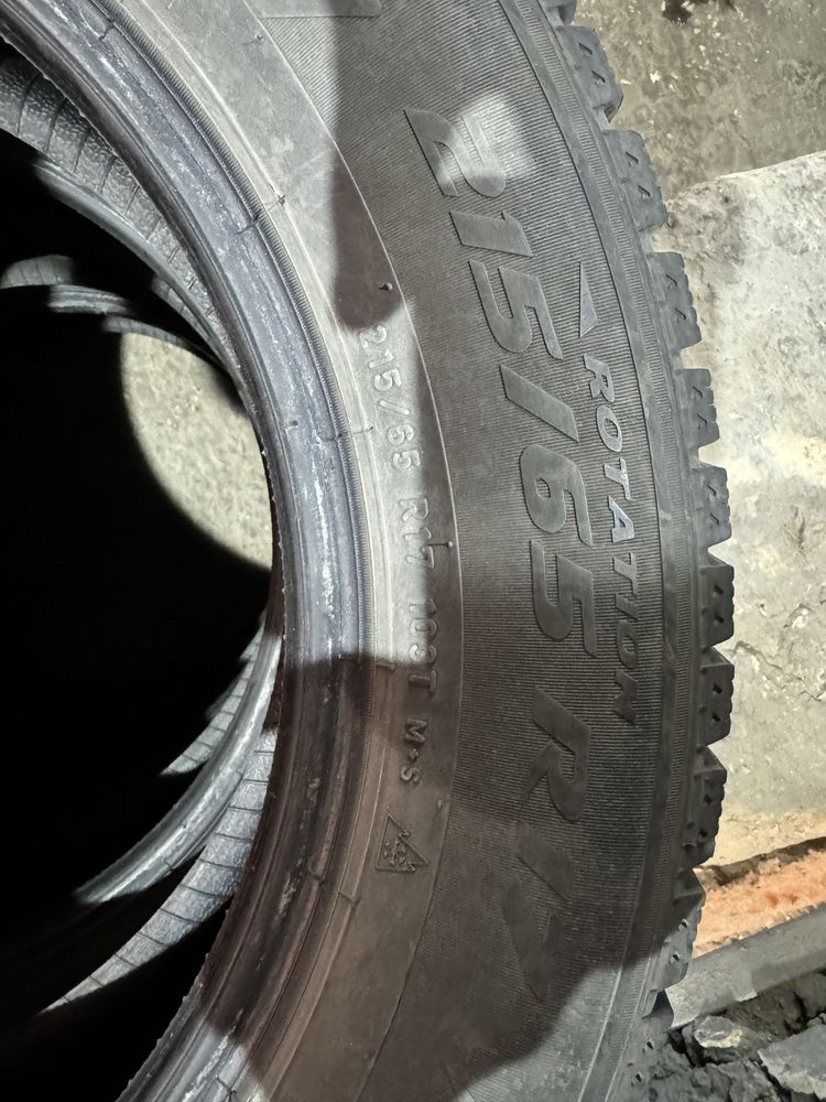 Резина зимняя (215 65 R17)Pirelli ice zero майже нові