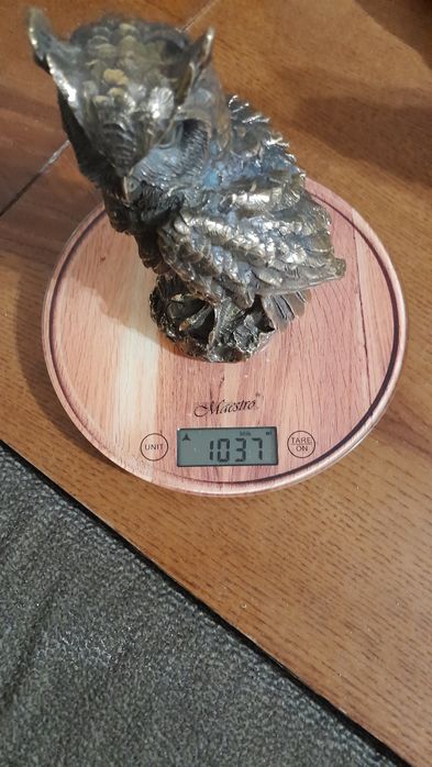 Латунна статуетка сови.