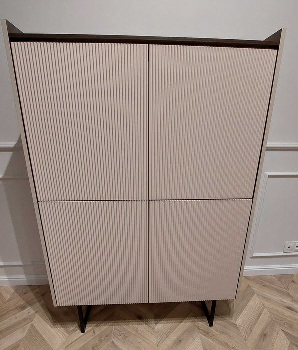 Wysoka komoda z ryflowaniem Lago Agata meble, kaszmir/ciemny orzech.