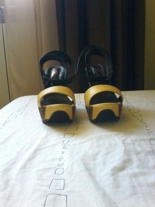 Кожаные босоножки