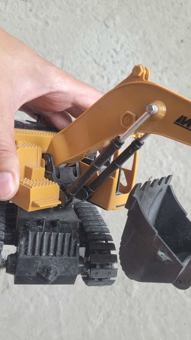 Екскаватор на пульті(экскаватор на пульте управления)