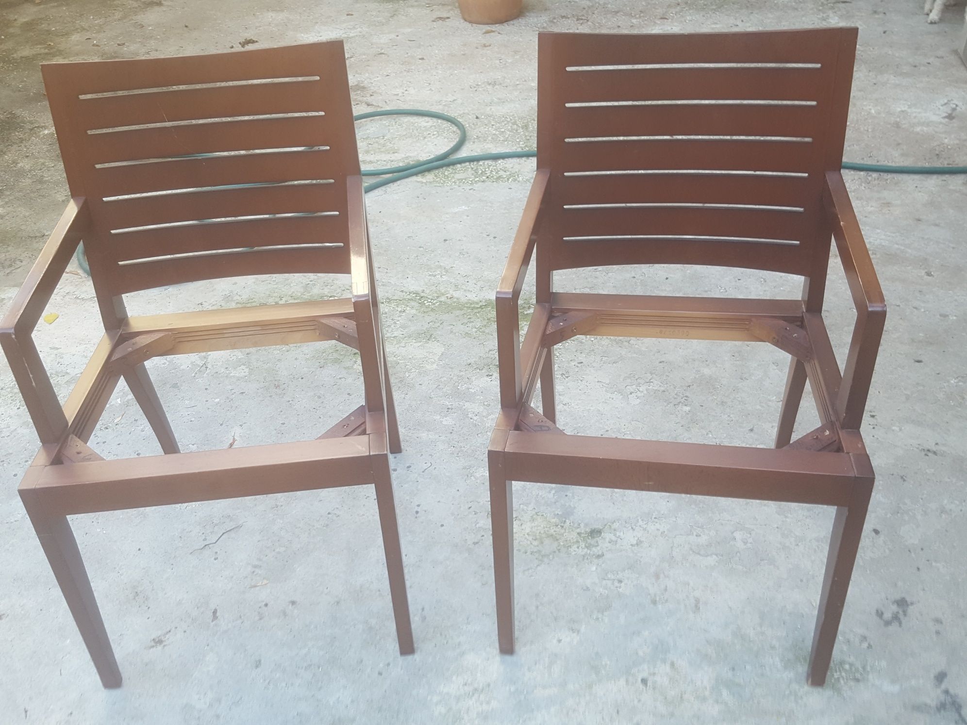 2 cadeiras  estrutura  em madeira  maciça e  com os acentos  aveludado