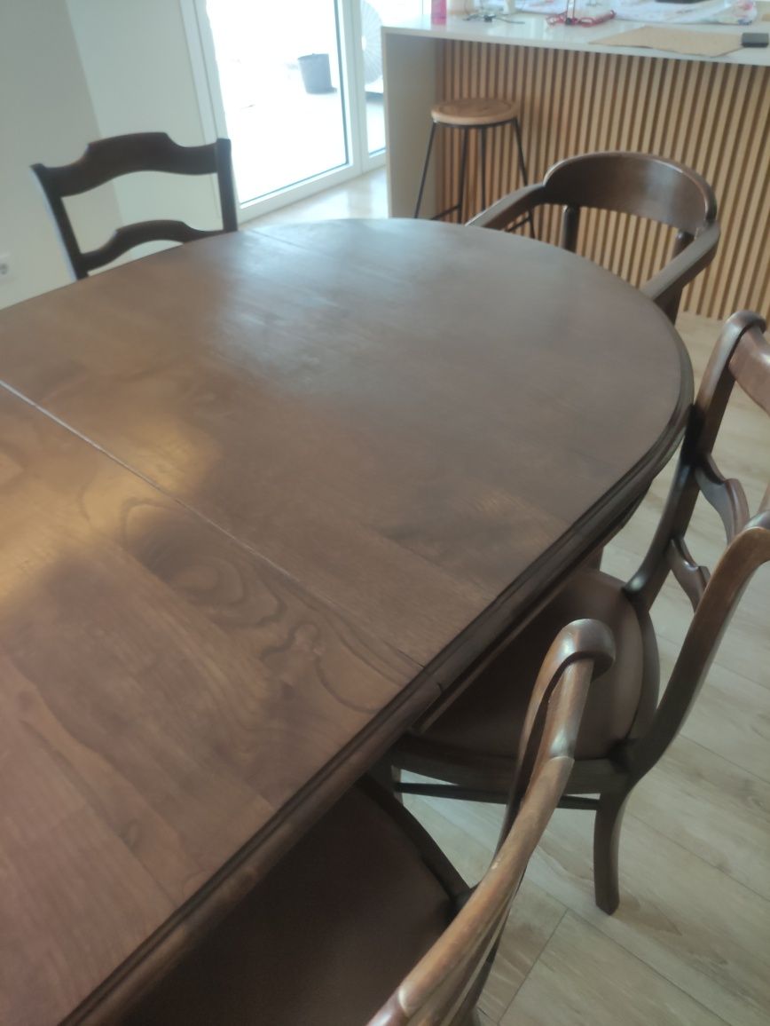 Mesa de sala de jantar de castanheiro