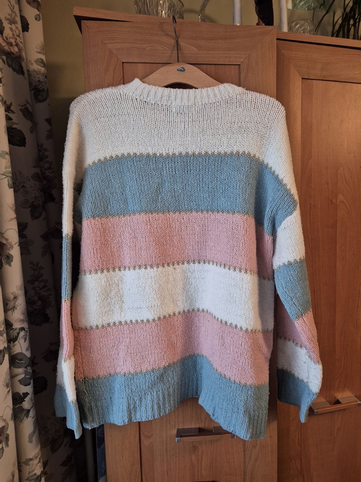 Sweter różowo niebiesko biały w paski