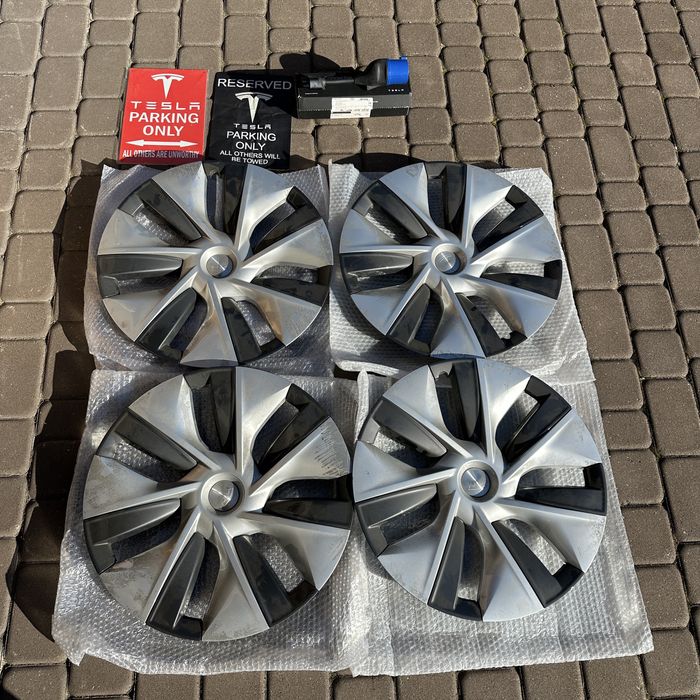 Tesla oryginalne kołpaki, konektor, 2 tabliczki ZESTAW