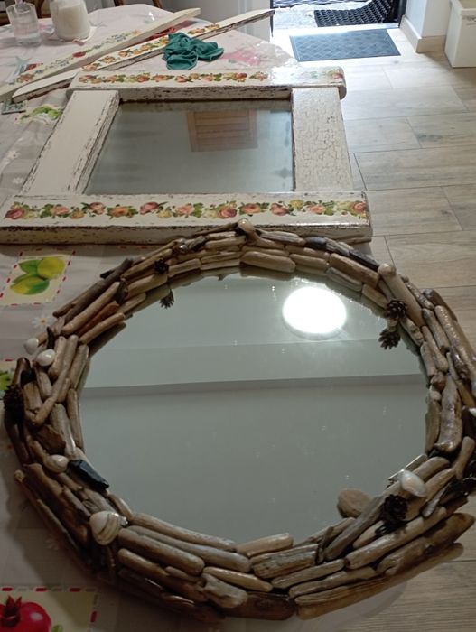 Okrągłe, drewniane lustro