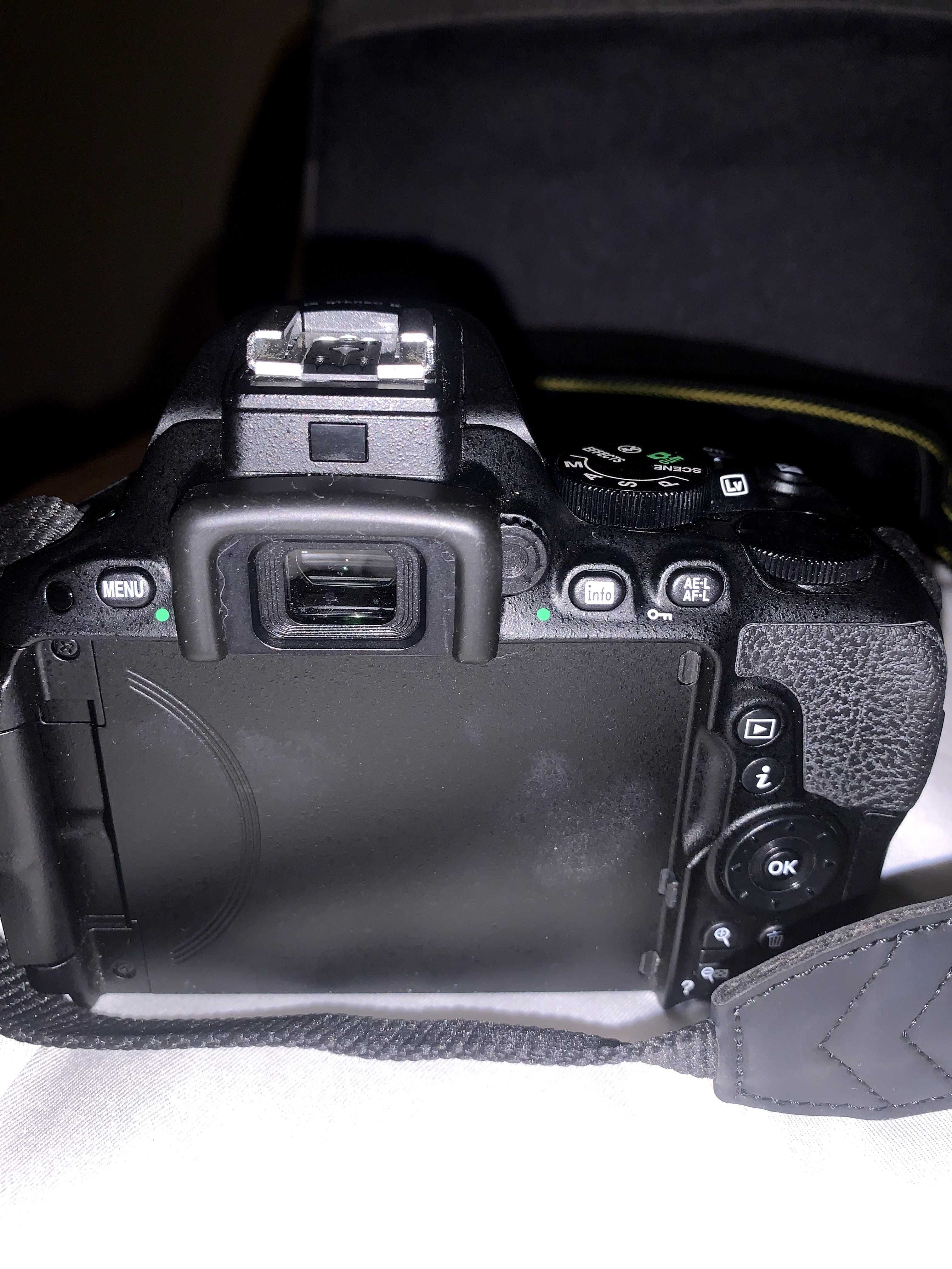 Nikon D5500 + AF-S DX 18-140mm f/3.5-5.6G ED VR com acessórios