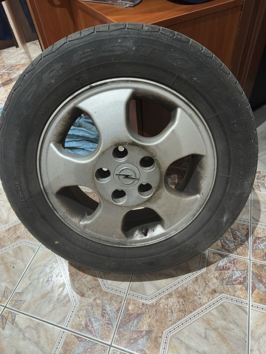 Felgi Opel z oponami Dębica 4 szt.