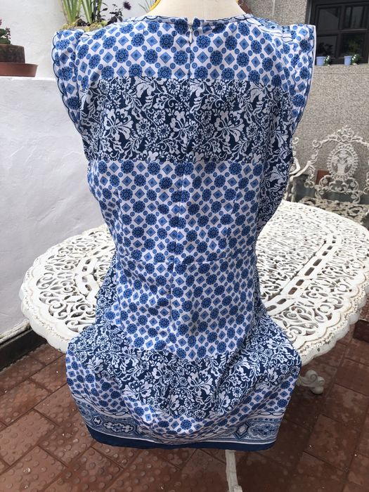 Bonito vestido em tom de azul com renda