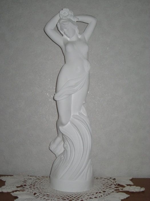 Скульптура девушки из гипса