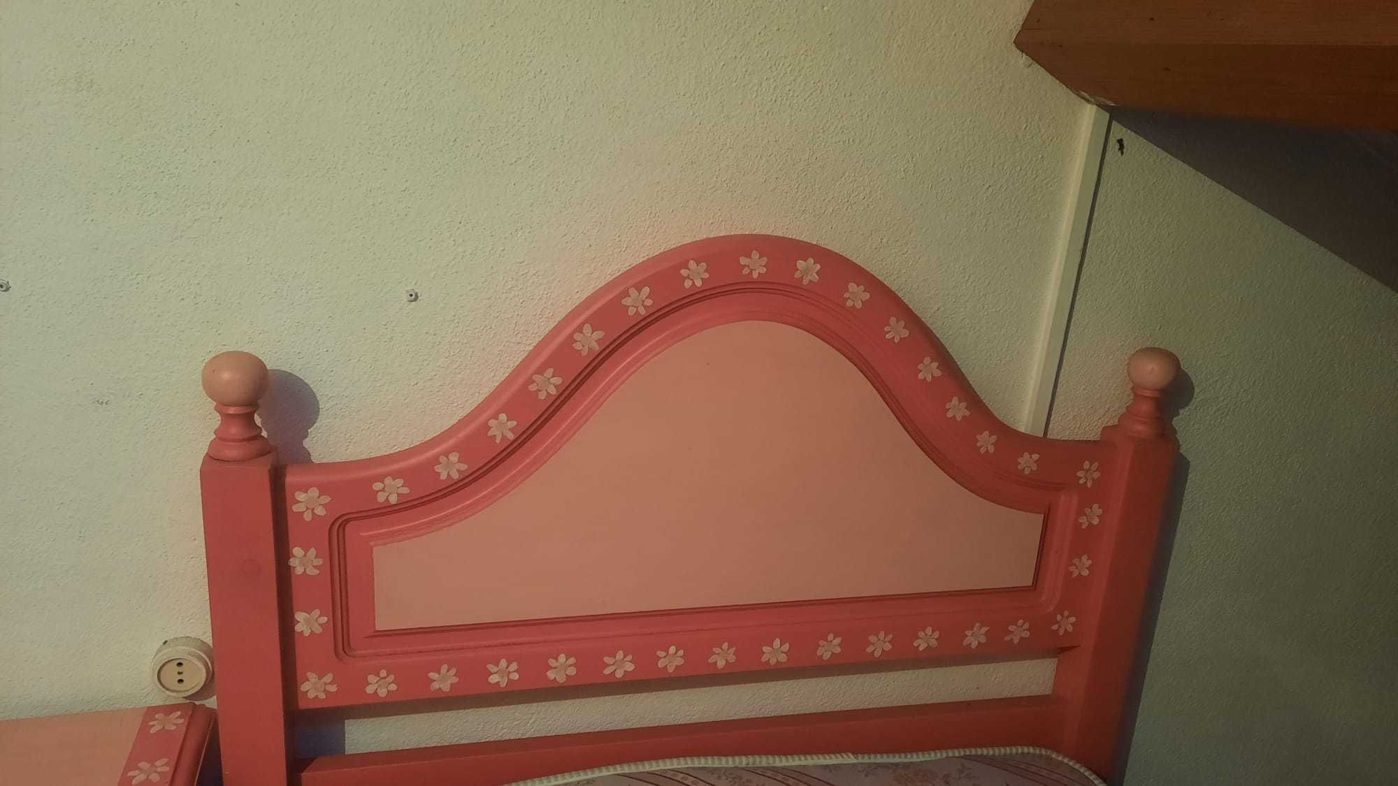 Cama e mesa de cabeceira - Criança