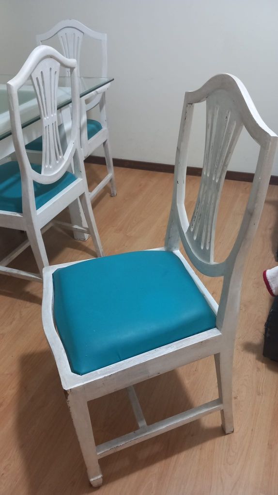 4 cadeiras e 1 cadeirão
