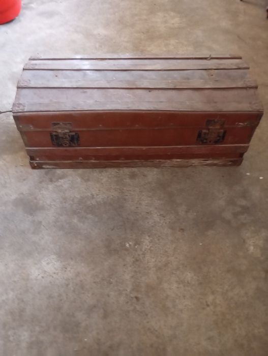 Vendo este baú muito bonito bom estado