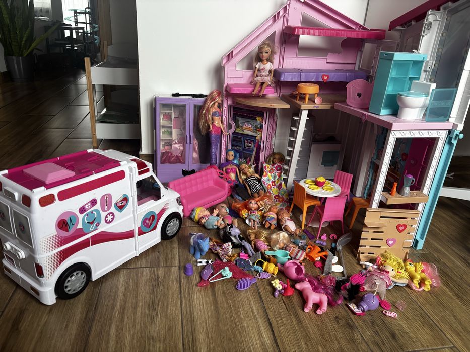 Zestaw barbie karetka + domek + szafa + lalki i ubranka