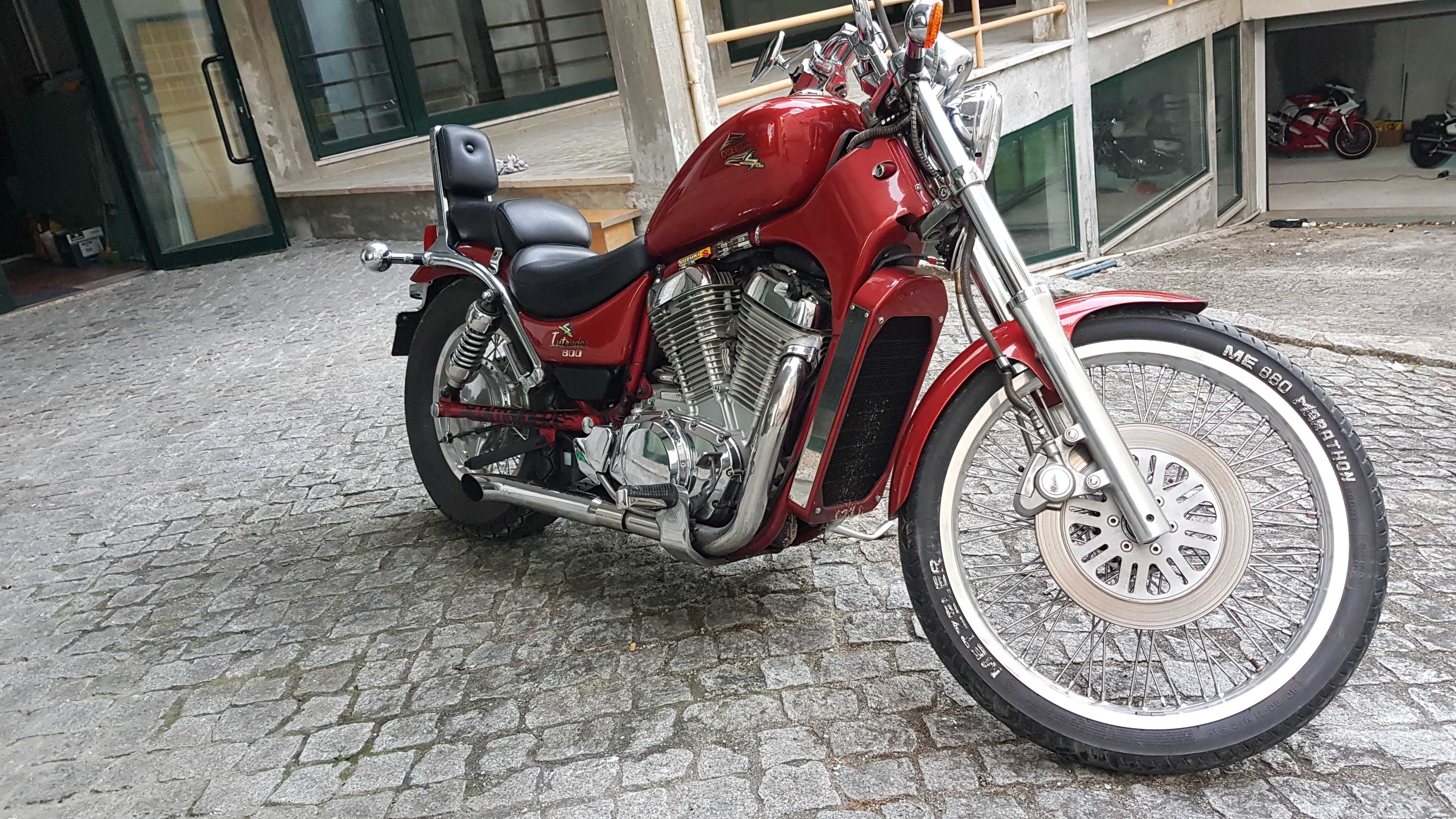 Moto Suzuki VS800