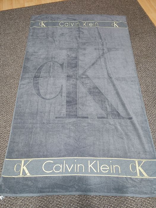 Nowy duży ręcznik plażowy kąpielowy kolor szary Calvin Klein 100/180