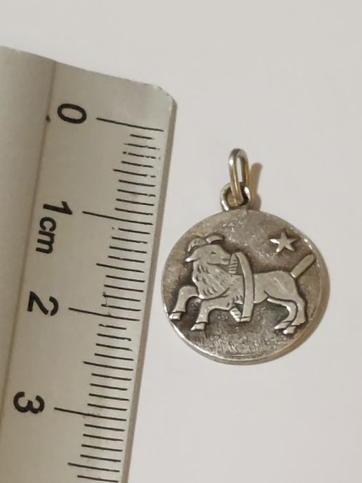 Srebrny stary wisiorek Rytosztuka znak zodiaku baran