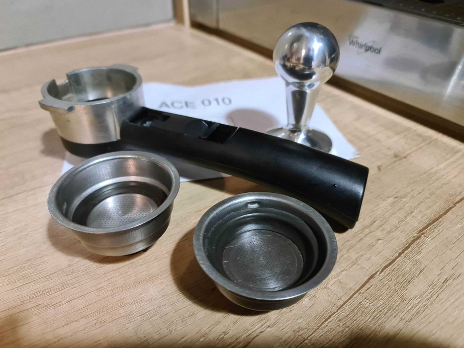 Ekspres ciśnieniowy do zabudowy Whirlpool