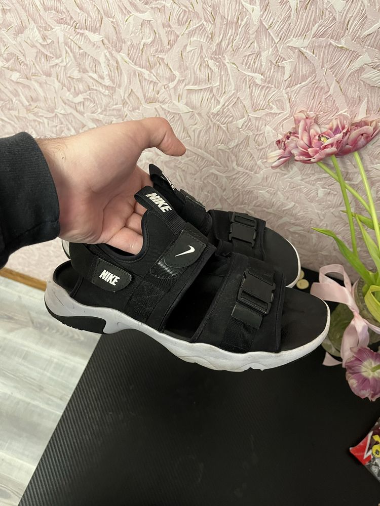 Босоніжки сандалі шльопанці Nike Canyon Sandal Panda Black White