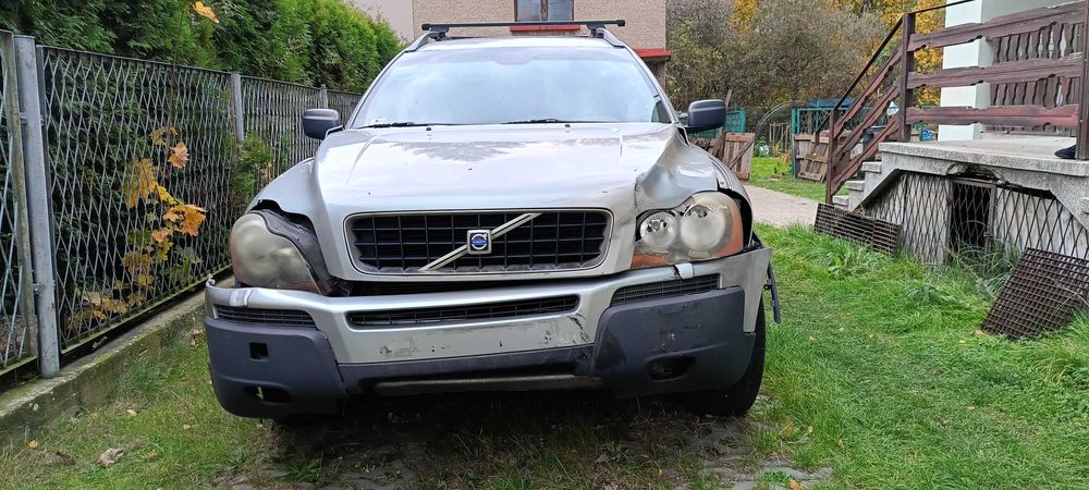 Samochód Volvo XC90, silnik 2.4l; z instalacją gazową; na chodzie