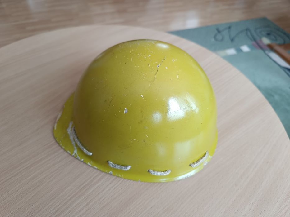 Kask budowlany hełm z epoki PRL Maliniak Czterdziestolatek gadżet PRL