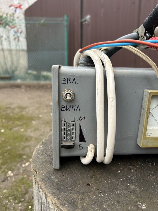 Автомобільний зарядний пристрій