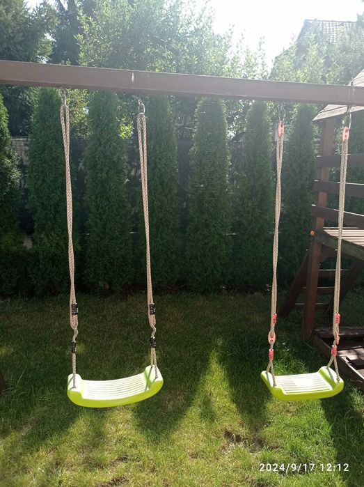 Plac zabaw z wyposażeniem