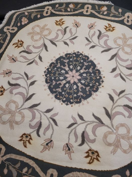 Tapete redondo ponto de arraiolos