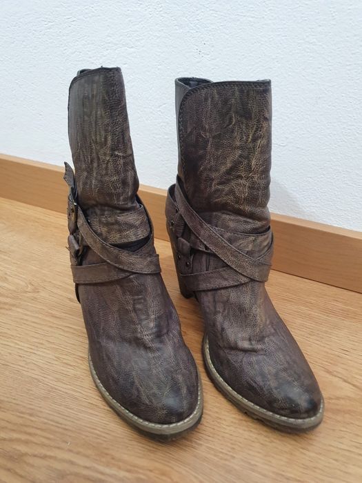 Botins Castanhos com fivela