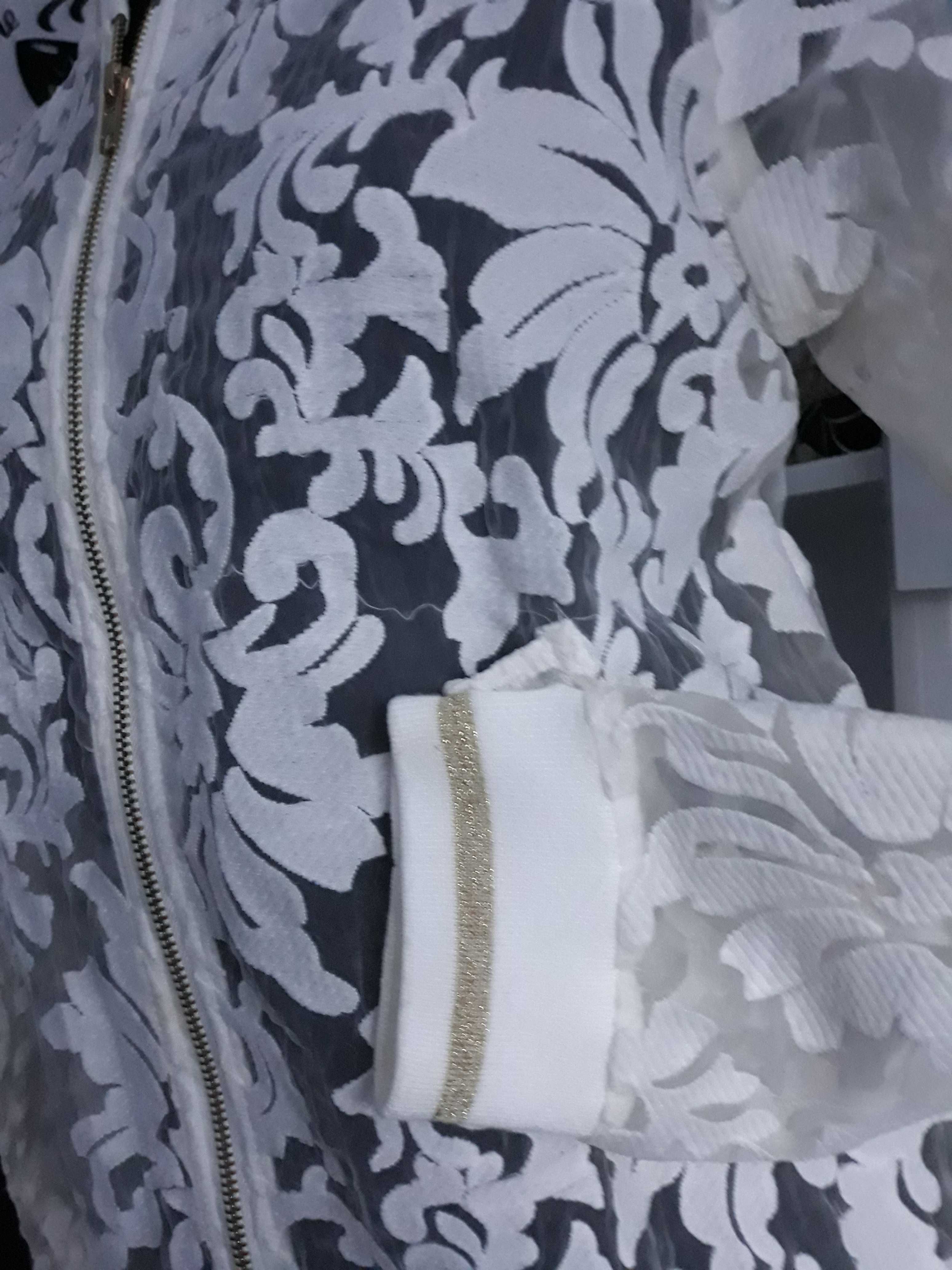 biało-kremowa bluza typu szwedka