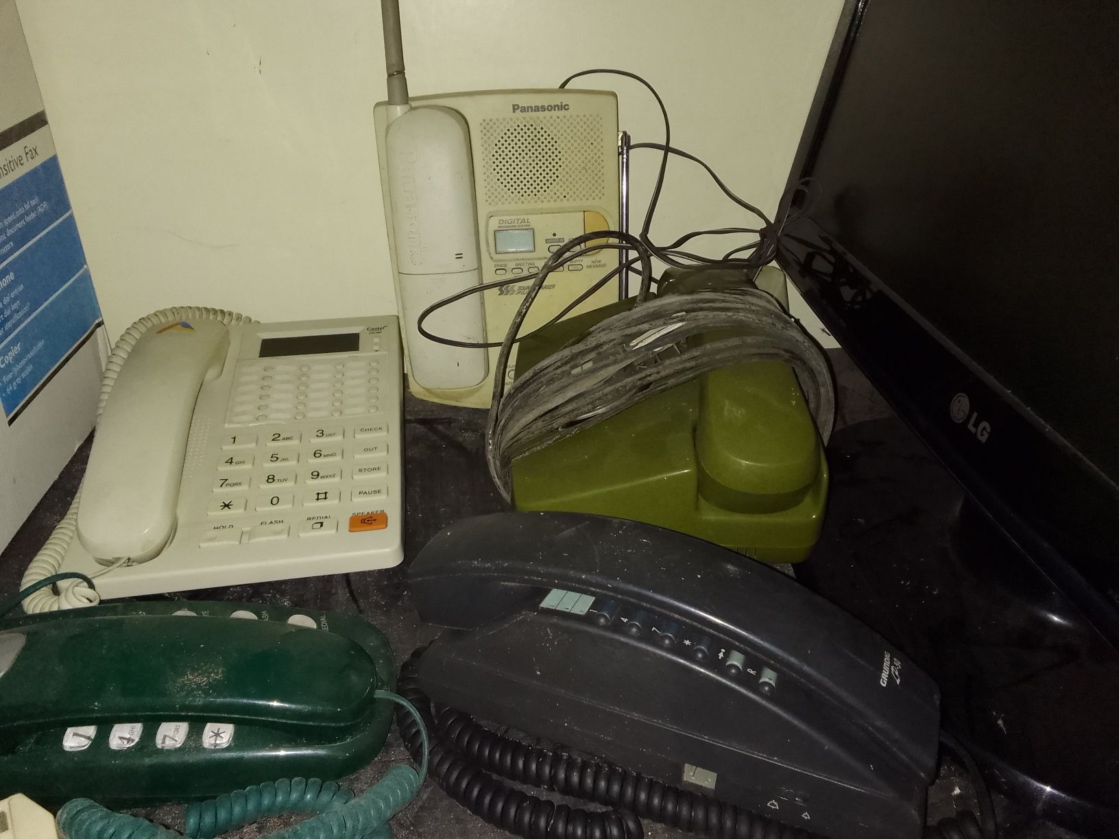 Telefony różnego rodzaju.