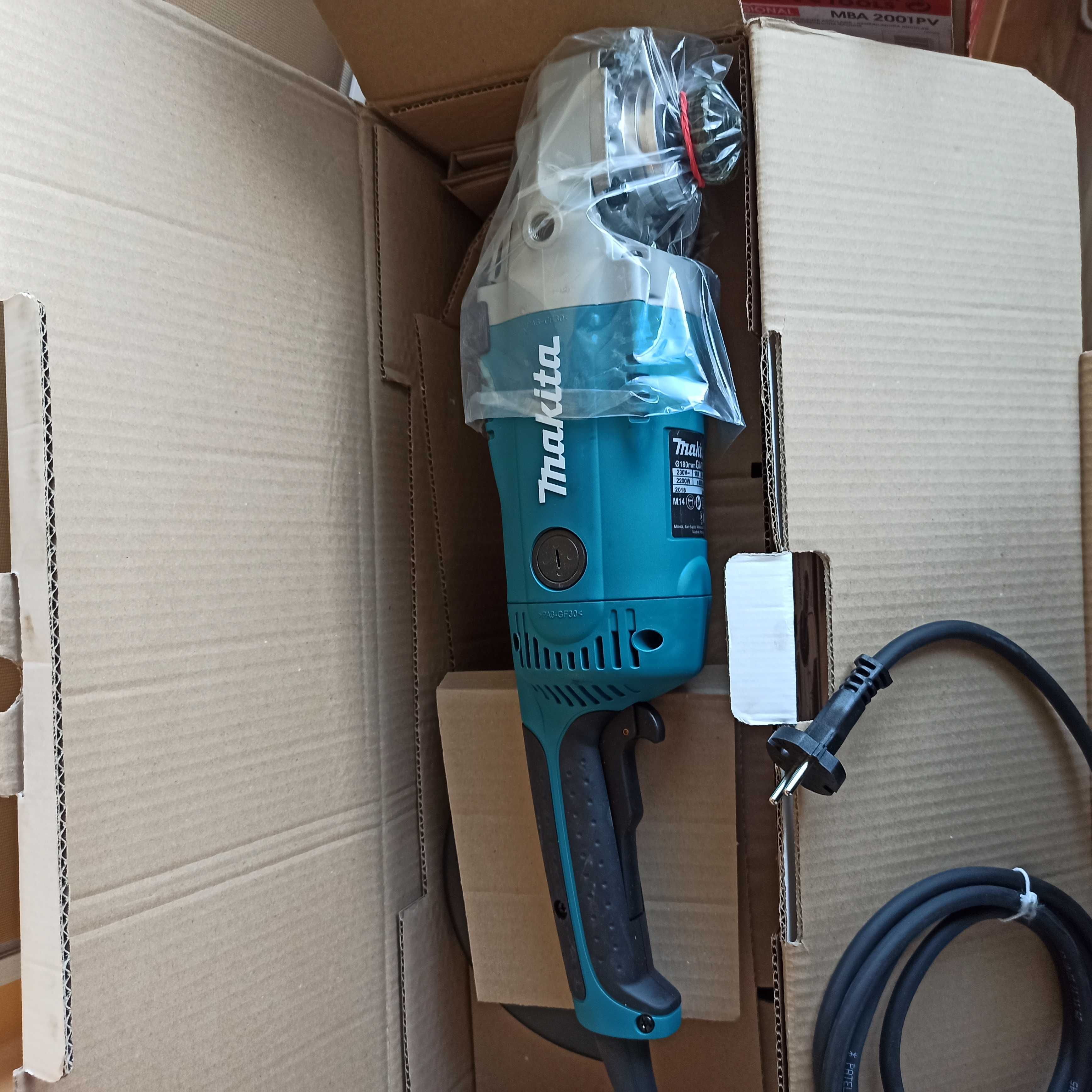 Шлифовальная машина угловая ( Болгарка ) Makita GA7020