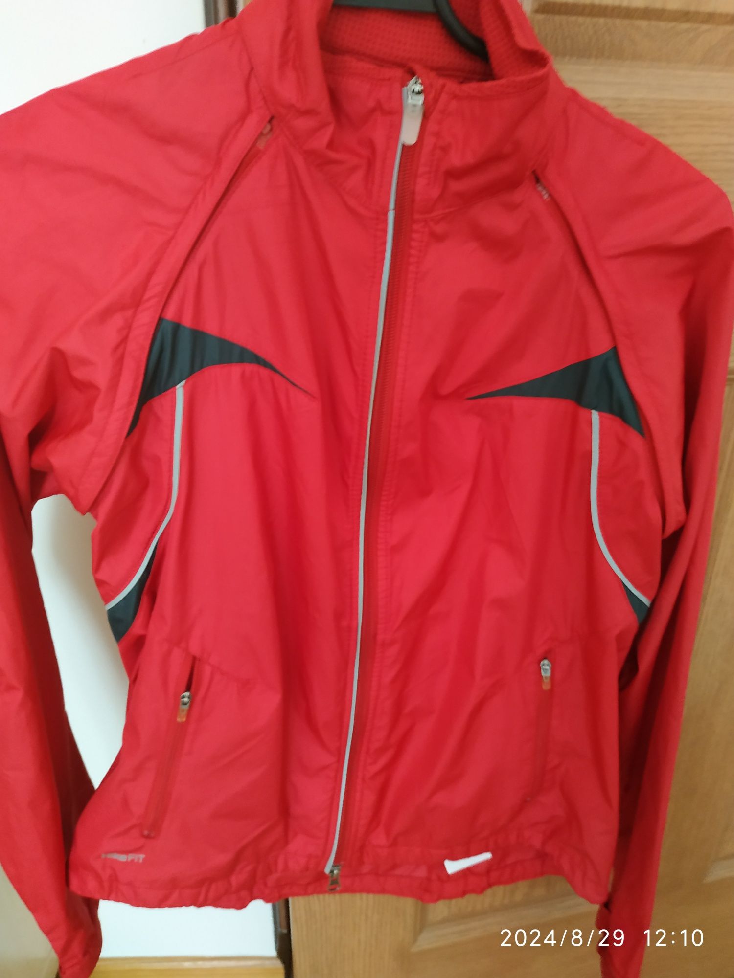 Kurtka damska wiatrówka czerwona r 40/42 , Nike, uzywana