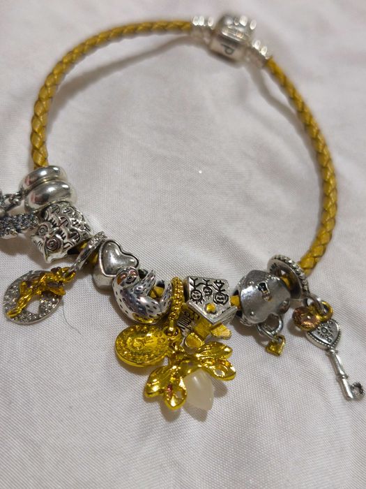 Pack de pulseiras de couro e pingentes