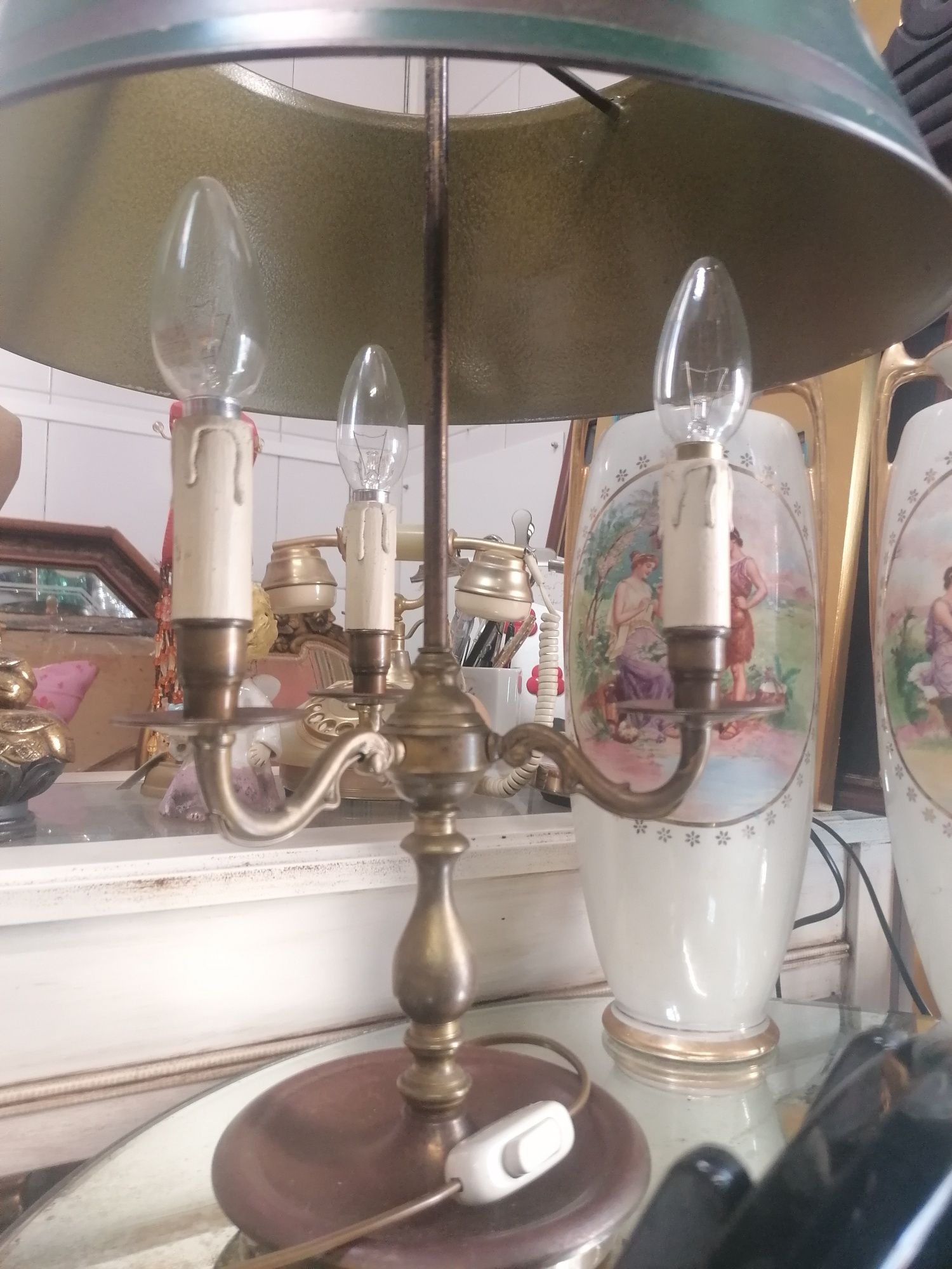 Candeeiro de mesa de época bouillotte de três velas e abajour de metal