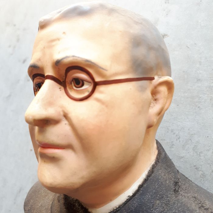 Busto Padre Américo ( grande fundador da Casa do Gaiato) , antiguidade