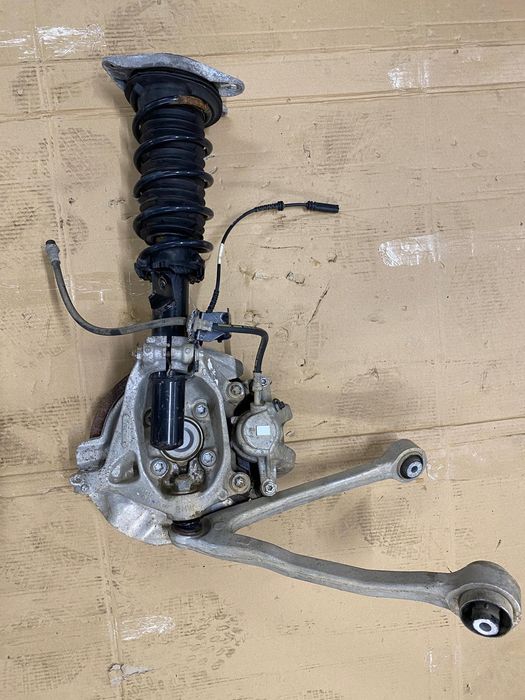 Продам передню праву цапфу BMW i3