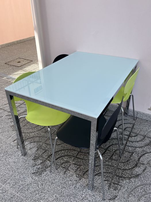 Mesa de refeição + 4 Cadeiras