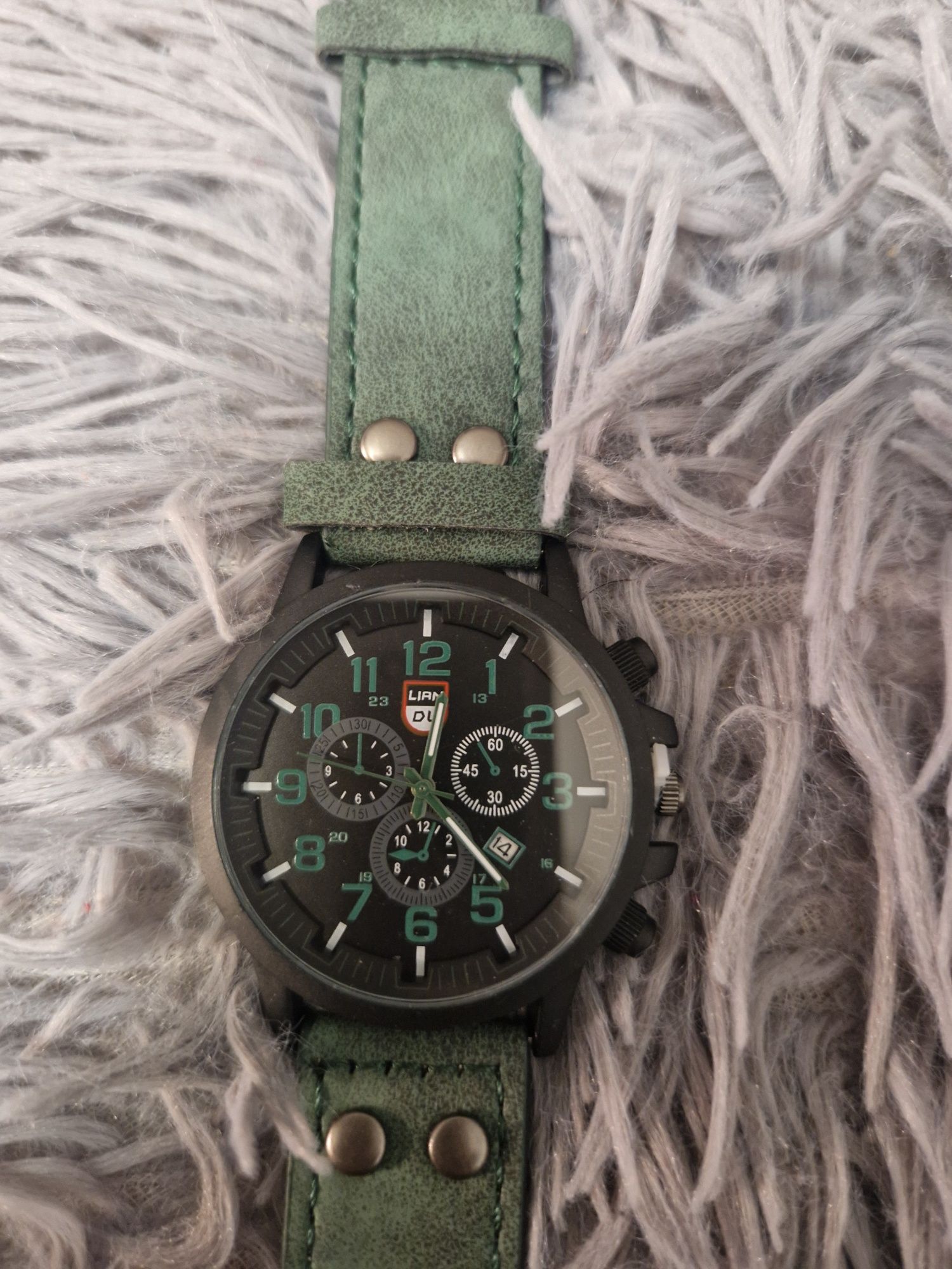 Męski zegarek w kolorze zielonym khaki