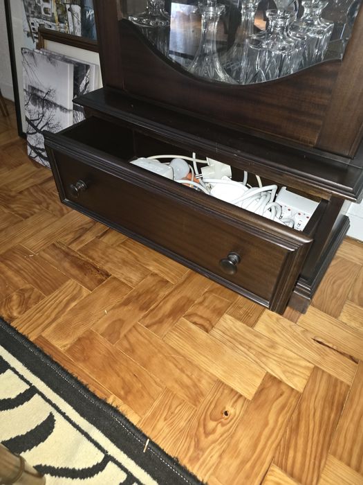 Móvel porta em vidro e gaveta