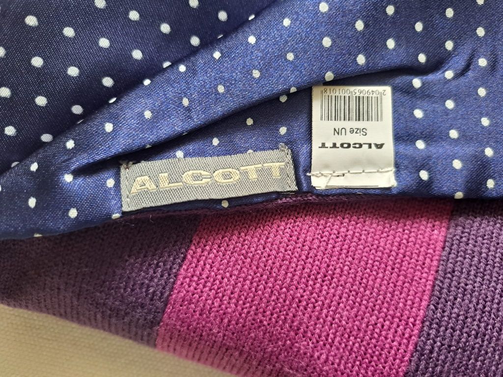 Cachecóis Alcott e Pierre Cardin