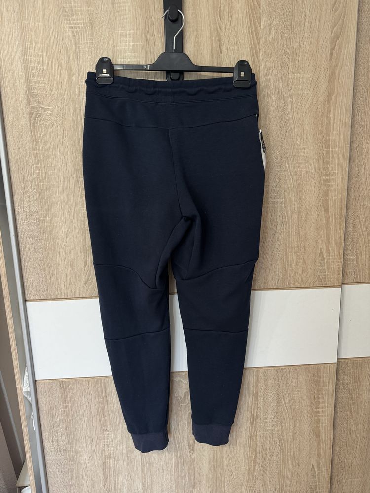 Dresy Nike tech fleece L granatowe logowane spodnie dresowe