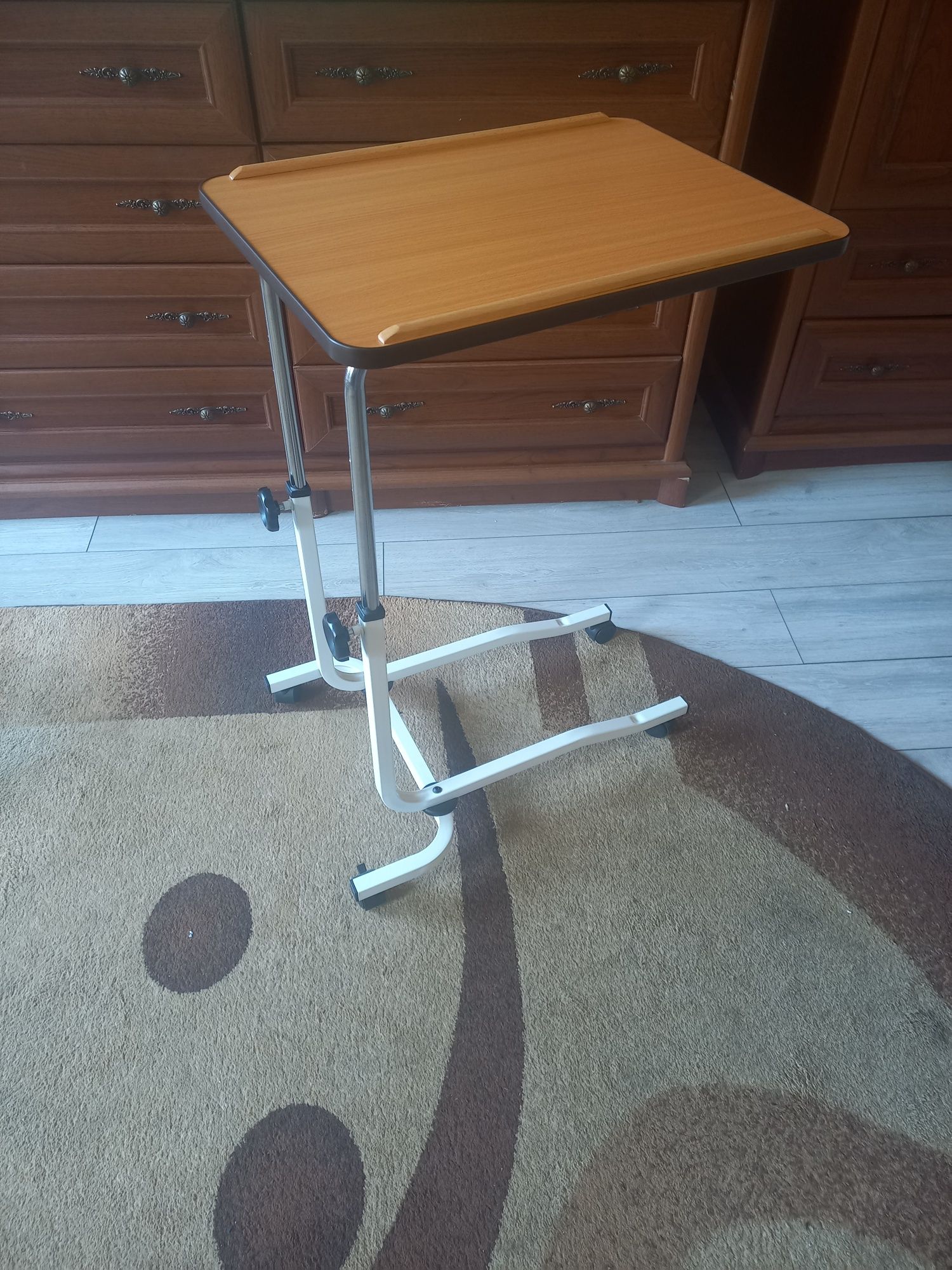 Praktycznie nowy stolik z regulacją na kółeczkach