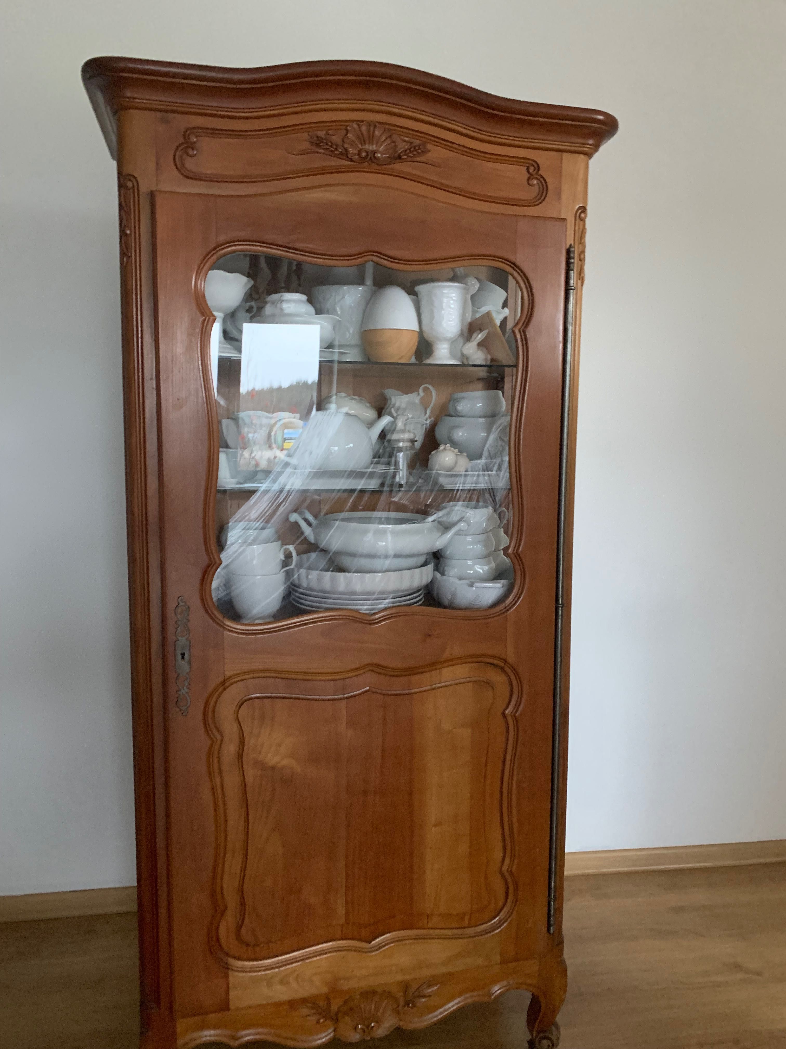 Pięknie rzeźbiona dębowa serwantka
