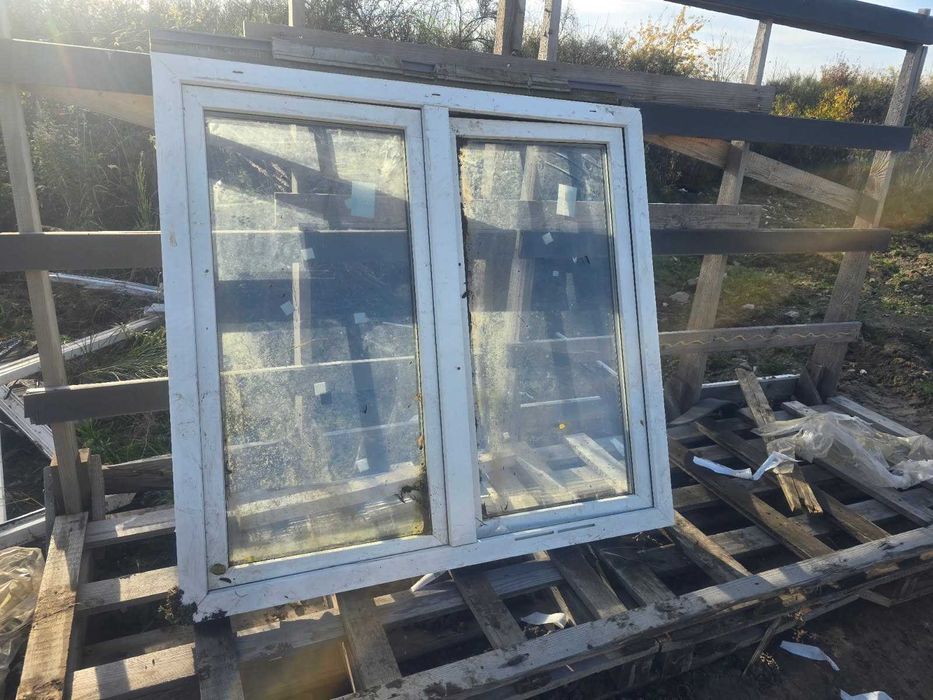 Okno dwuskrzydłowe 150 x 150. Nowe - zabrudzone