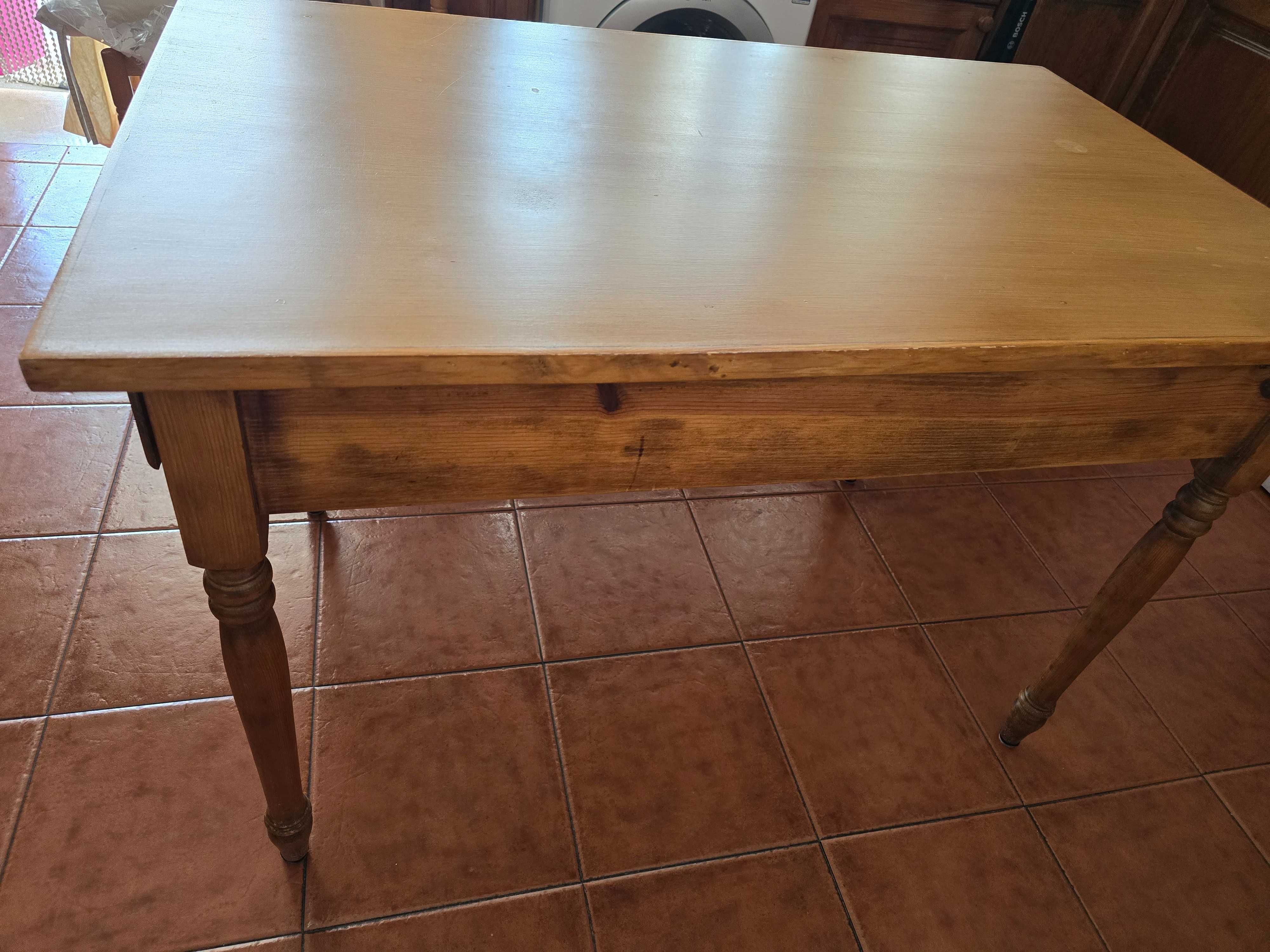 Vendo mesa em madeira e 6 cadeiras em pinho